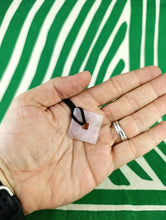 Cargar imagen en el visor de la galería, Colgante Rombo Cuarzo Rosa Mod. 4
