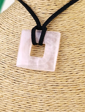 Cargar imagen en el visor de la galería, Colgante Rombo Cuarzo Rosa Mod. 5

