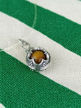 Cargar imagen en el visor de la galería, Colgante Gotland de Plata con Ojo de Tigre Mod 1
