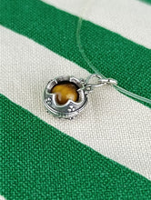 Cargar imagen en el visor de la galería, Colgante Gotland de Plata con Ojo de Tigre Mod 1
