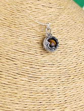 Cargar imagen en el visor de la galería, Colgante Gotland de Plata con Ojo de Tigre Mod 2
