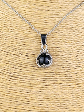 Cargar imagen en el visor de la galería, Colgante Gotland de Acero con Onix Negro Pequeño
