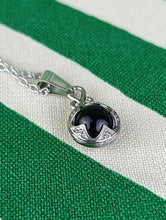 Cargar imagen en el visor de la galería, Colgante Gotland de Acero con Onix Negro Pequeño
