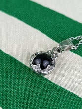 Cargar imagen en el visor de la galería, Colgante Gotland de Acero con Onix Negro Pequeño
