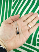 Cargar imagen en el visor de la galería, Colgante Gotland de Acero con Onix Negro Pequeño
