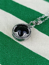 Cargar imagen en el visor de la galería, Colgante Gotland de Acero con Onix Negro Grande
