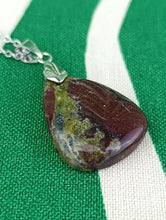 Cargar imagen en el visor de la galería, Colgante Piedra Sangre de Dragon Mod. 3
