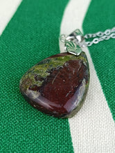 Cargar imagen en el visor de la galería, Colgante Piedra Sangre de Dragon Mod. 3
