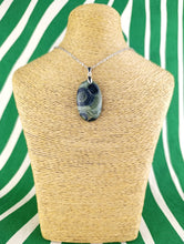 Cargar imagen en el visor de la galería, Colgante Piedra Jaspe Cocodrilo Mod. 1
