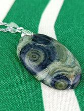Cargar imagen en el visor de la galería, Colgante Piedra Jaspe Cocodrilo Mod. 1
