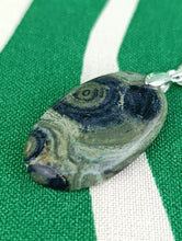 Cargar imagen en el visor de la galería, Colgante Piedra Jaspe Cocodrilo Mod. 1
