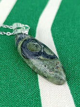 Cargar imagen en el visor de la galería, Colgante Piedra Jaspe Cocodrilo Mod. 2
