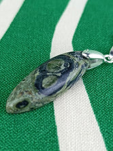 Cargar imagen en el visor de la galería, Colgante Piedra Jaspe Cocodrilo Mod. 2
