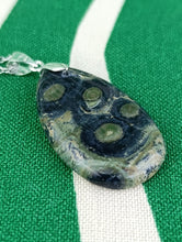 Cargar imagen en el visor de la galería, Colgante Piedra Jaspe Cocodrilo Mod. 3
