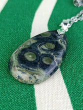 Cargar imagen en el visor de la galería, Colgante Piedra Jaspe Cocodrilo Mod. 3
