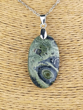 Cargar imagen en el visor de la galería, Colgante Piedra Jaspe Cocodrilo Mod. 5
