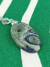 Cargar imagen en el visor de la galería, Colgante Piedra Jaspe Cocodrilo Mod. 5
