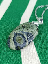 Cargar imagen en el visor de la galería, Colgante Piedra Jaspe Cocodrilo Mod. 5
