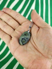 Cargar imagen en el visor de la galería, Colgante Piedra Jaspe Cocodrilo Mod. 5
