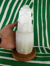 Cargar imagen en el visor de la galería, Lampara Torre Selenita Mediana 21 cm Peana madera
