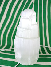 Cargar imagen en el visor de la galería, Lampara Torre Selenita Mediana 21 cm
