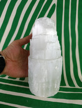 Cargar imagen en el visor de la galería, Lampara Torre Selenita Mediana 21 cm
