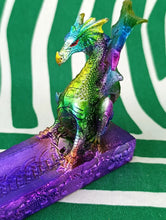 Cargar imagen en el visor de la galería, Quemador de Incienso Dragón Arcoíris
