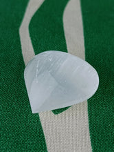 Cargar imagen en el visor de la galería, Corazon Selenita Grande
