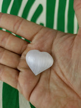 Cargar imagen en el visor de la galería, Corazon Selenita Mediano
