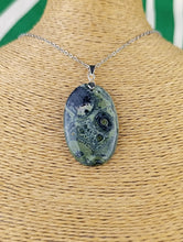 Cargar imagen en el visor de la galería, Colgante Piedra Jaspe Cocodrilo Mod. 4
