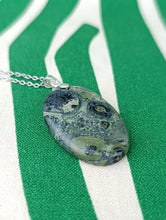 Cargar imagen en el visor de la galería, Colgante Piedra Jaspe Cocodrilo Mod. 4
