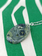 Cargar imagen en el visor de la galería, Colgante Piedra Jaspe Cocodrilo Mod. 4
