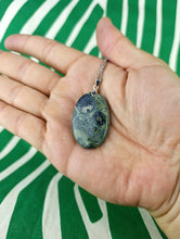 Cargar imagen en el visor de la galería, Colgante Piedra Jaspe Cocodrilo Mod. 4
