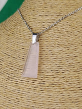 Cargar imagen en el visor de la galería, Colgante Cuarzo Rosa Tallado Trapezio

