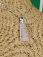 Cargar imagen en el visor de la galería, Colgante Cuarzo Rosa Tallado Trapezio
