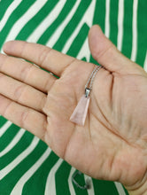 Cargar imagen en el visor de la galería, Colgante Cuarzo Rosa Tallado Trapezio
