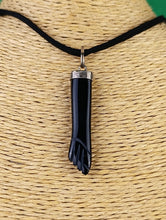 Cargar imagen en el visor de la galería, Colgante Manita Onix Negro Mod 1
