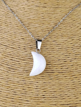 Cargar imagen en el visor de la galería, Colgante Luna Howlita Mini
