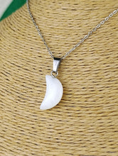 Cargar imagen en el visor de la galería, Colgante Luna Howlita Mini
