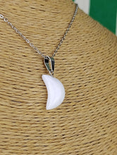 Cargar imagen en el visor de la galería, Colgante Luna Howlita Mini
