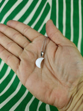 Cargar imagen en el visor de la galería, Colgante Luna Howlita Mini

