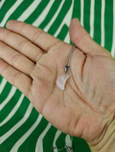 Cargar imagen en el visor de la galería, Colgante Luna Cuarzo Rosa Mini
