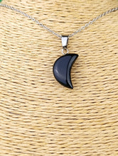 Cargar imagen en el visor de la galería, Colgante Luna Agata Negra Mini
