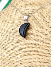 Cargar imagen en el visor de la galería, Colgante Luna Agata Negra Mini
