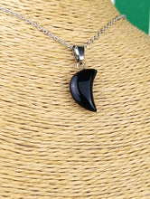 Cargar imagen en el visor de la galería, Colgante Luna Agata Negra Mini
