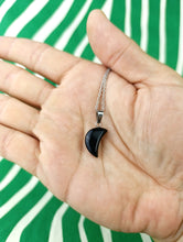 Cargar imagen en el visor de la galería, Colgante Luna Agata Negra Mini
