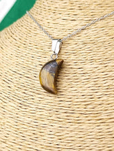 Cargar imagen en el visor de la galería, Colgante Luna Ojo de Tigre Mini
