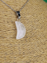 Cargar imagen en el visor de la galería, Colgante Luna Cuarzo Blanco Mini
