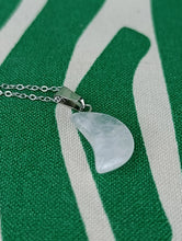Cargar imagen en el visor de la galería, Colgante Luna Cuarzo Blanco Mini
