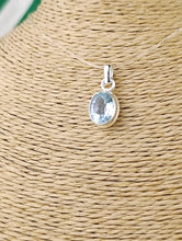 Cargar imagen en el visor de la galería, Colgante de Topacio Azul Plata
